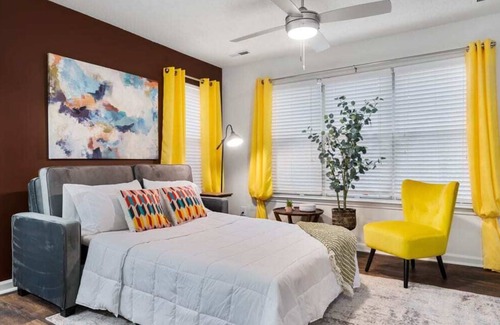 Meadowbrook Apartamento | Quiet & Cozy Neighborhood | Comfy King Bed