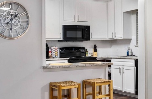 Meadowbrook Apartamento | Quiet & Cozy Neighborhood | Comfy King Bed