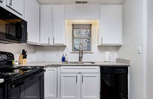 Meadowbrook Apartamento | Quiet & Cozy Neighborhood | Comfy King Bed