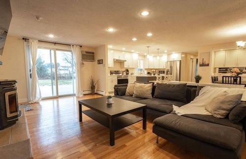 Ellington Casa | Quiet, Cozy, Remodeled Farmhouse | 4 BR + King Bed