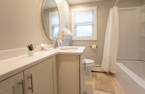 Ellington Casa | Quiet, Cozy, Remodeled Farmhouse | 4 BR + King Bed