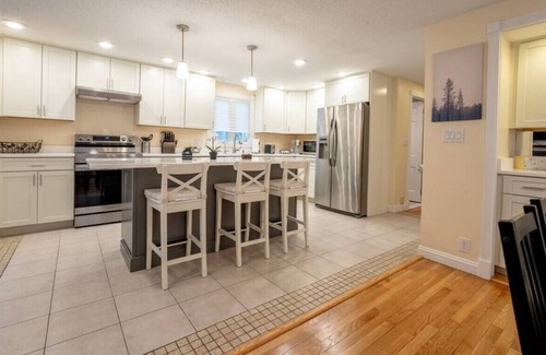 Ellington Casa | Quiet, Cozy, Remodeled Farmhouse | 4 BR + King Bed