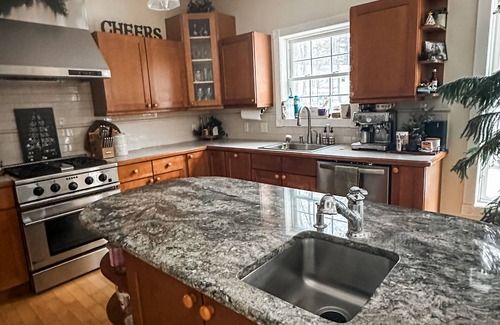 Saratoga Springs Casa | Quiet Cul-De-Sac w/Pool, 2-3 miles to Town & Track