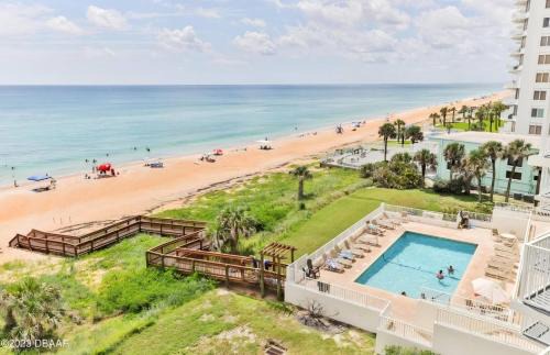 Seawinds Condo Apartamento | Quiet direct oceanfront 2 bed 2 bath condo w/pool