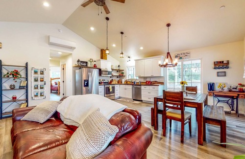 Hidden Valley Lake Cabaña | Quiet dog-friendly cottage with private acreage