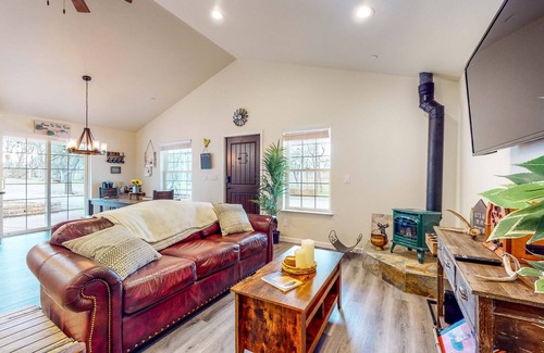 Hidden Valley Lake Cabaña | Quiet dog-friendly cottage with private acreage