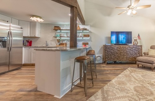 Fontana Condominio | Quiet Escape to Abbey Springs