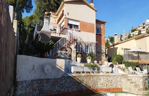 Santa Susanna Chalet De Esquí | Escapada tranquila con vistas al mar