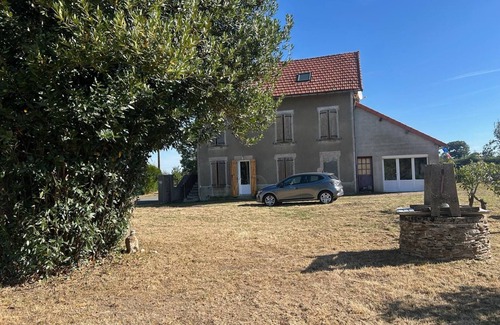 Louroux-de-Bouble Casa | Quiet family home with large garden