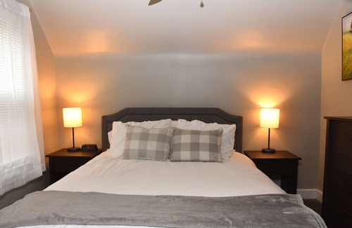 Burlington Casa | Quiet Family-Friendly 2 bedroom One Bathroom