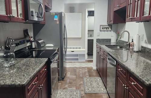 Farmington Hills Casa | Quiet Family Oasis in Farmington Hills, Sleeps 6-10. 20 miles from Downtown