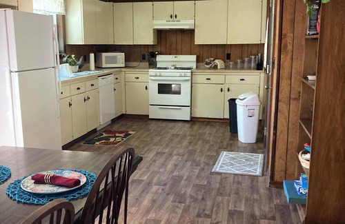 Russellville Casa | Quiet family space close to town. In walking distance of the baseball fields.