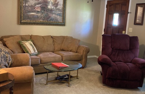 Russellville Casa | Quiet family space close to town. In walking distance of the baseball fields.