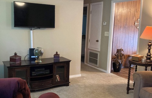 Russellville Casa | Quiet family space close to town. In walking distance of the baseball fields.