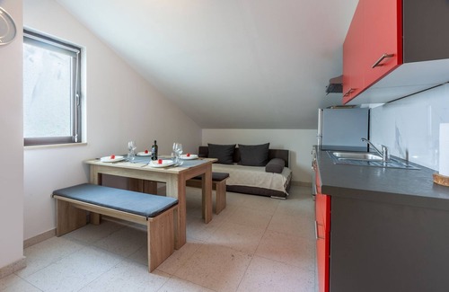 Grizane Apartamento | Piso tranquilo con barbacoa de carbón, piscina con función de hidromasaje, lavadora, secadora