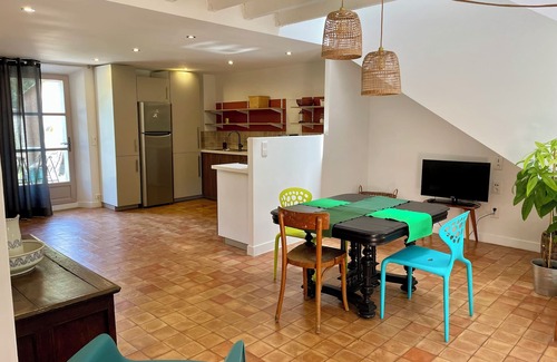 Entraigues-sur-la-Sorgue Casa | Quiet Bel Air house with swimming pool access
