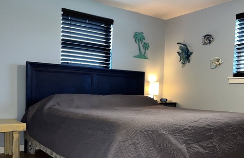 Ruskin Casa | Quiet Getaway on the water with your own private dock. Close to Little Harbor