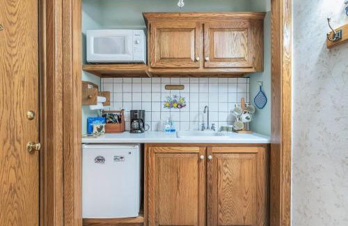 Clarks Summit Casa | Quiet Getaway with Queen Bed & Wi-Fi