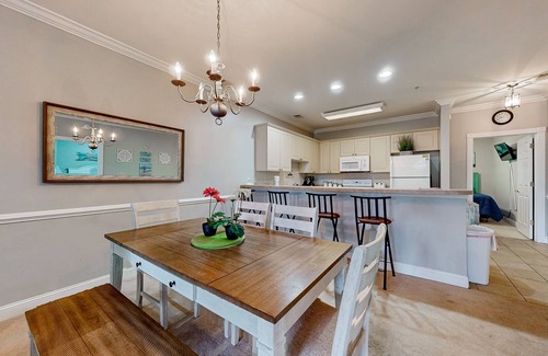 Central Myrtle Beach Condominio | Quiet golf community with security, covered balcony, W/D, AC, & pool access