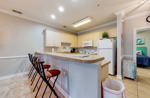 Central Myrtle Beach Condominio | Quiet golf community with security, covered balcony, W/D, AC, & pool access