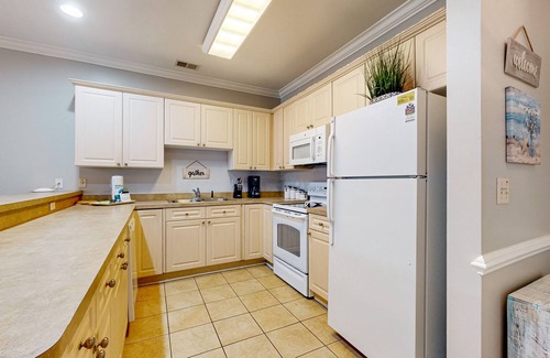 Central Myrtle Beach Condominio | Quiet golf community with security, covered balcony, W/D, AC, & pool access