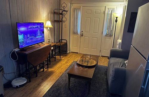 Charleston Cabaña | Quiet Guesthouse/Cottage in Historic East End of Charleston, WV. Pet Friendly!