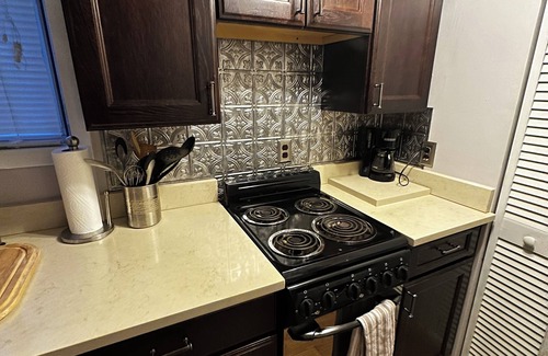 Charleston Cabaña | Quiet Guesthouse/Cottage in Historic East End of Charleston, WV. Pet Friendly!