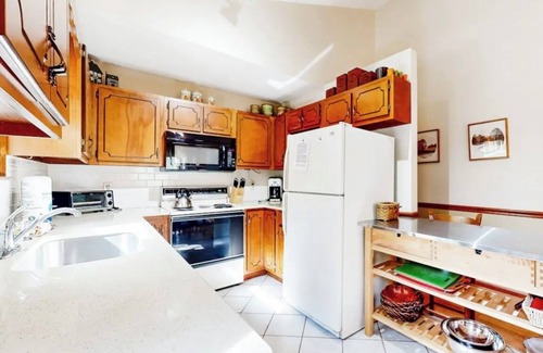 Newland Casa | Quiet hilltop home with decks & amazing view, right off Blue Ridge Parkway