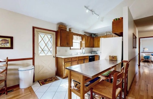 Newland Casa | Quiet hilltop home with decks & amazing view, right off Blue Ridge Parkway