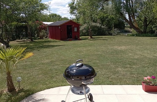 Rogny-les-Sept-Ecluses Casa | Quiet house, wooded garden, Briare canal 1km, Guédelon 35 min, bicycles.