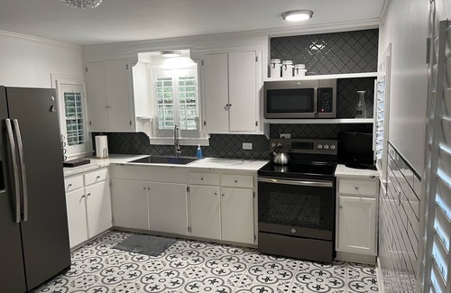 Terrell Casa | Quiet home in downtown Terrell with a hot tub.