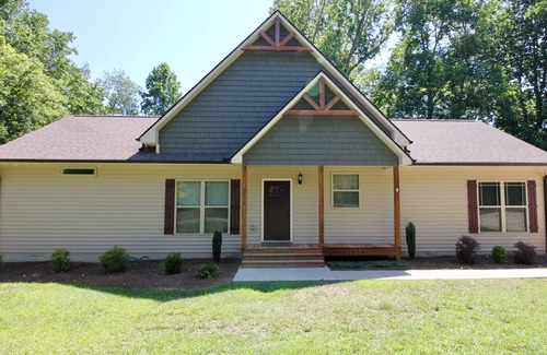 Gainesville Casa | Quiet lake cove home with single slip dock