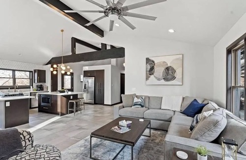 Rogers Casa | Quiet Lake Front House that is close to Downtown Rogers AR
