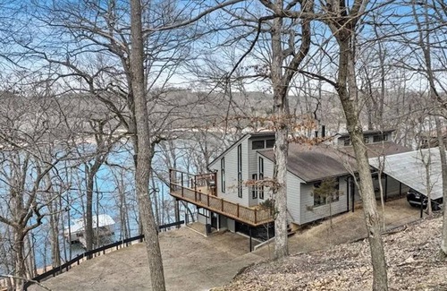 Rogers Casa | Quiet Lake Front House that is close to Downtown Rogers AR