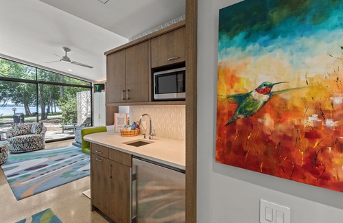 Malakoff Cabaña | Lakeside Bliss: Modern Cottage w/ Pickleball, Pool, Fishing, Relaxing & more!