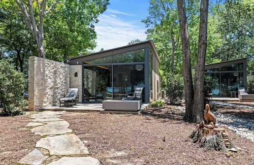 Malakoff Cabaña | Lakeside Bliss: Modern Cottage w/ Pickleball, Pool, Fishing, Relaxing & more!