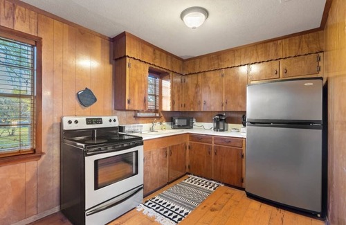 Gun Barrel City Cabaña | Quiet Lake View Cabin*Get away and relax!