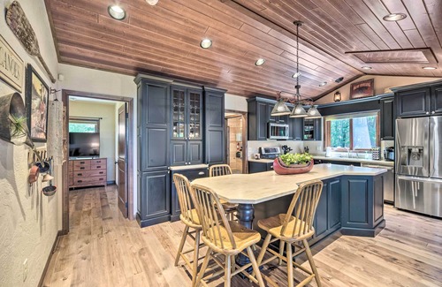 Siren Cabina | Quiet Lakeside Cabin: Patio & Stunning Views!