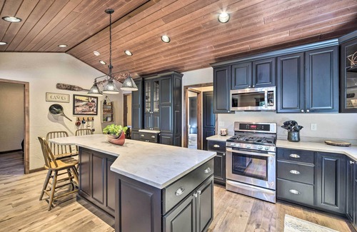 Siren Cabina | Quiet Lakeside Cabin: Patio & Stunning Views!