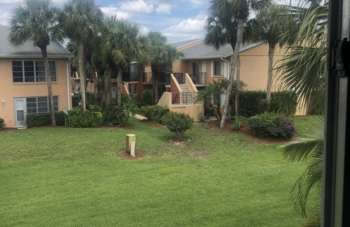 East Naples Condominio | Quiet lovely 2-bed/bath condo in central Naples!