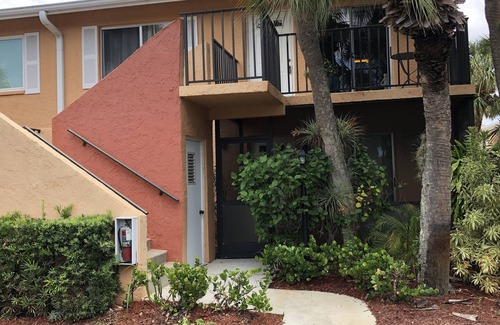 East Naples Condominio | Quiet lovely 2-bed/bath condo in central Naples!