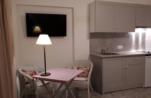 La Mole Apartamento | Quiet Mazet in the heart of the vines. Swimming pool.