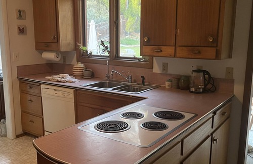 East End Casa | Quiet Mid-Century Home Close to Downtown