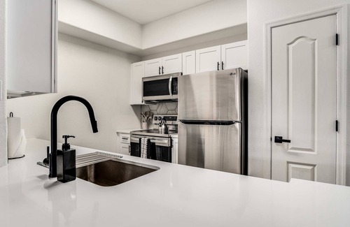 Chandler Apartamento | Quiet Modern 2BR Pickleball, Pool, Parking, Gym 03
