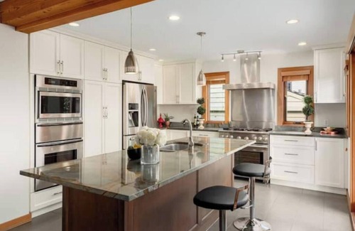 Dundarave Casa | Quiet Modern Dundadrave Oasis