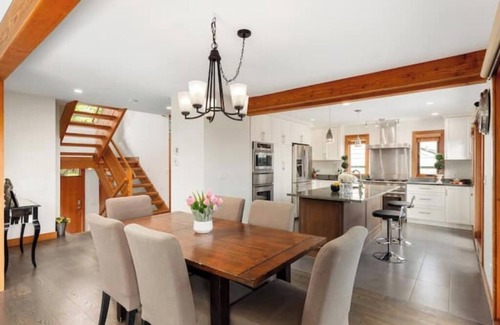 Dundarave Casa | Quiet Modern Dundadrave Oasis