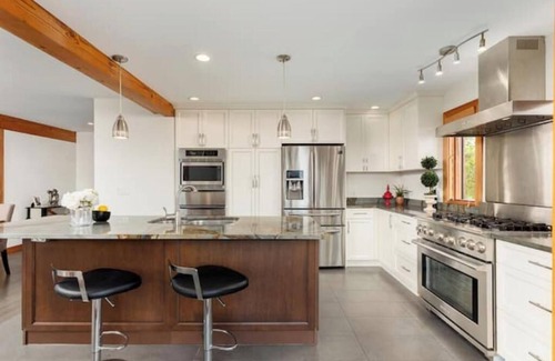 Dundarave Casa | Quiet Modern Dundadrave Oasis