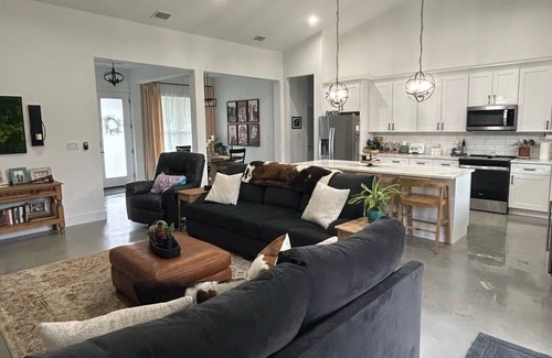 Bergheim Casa | Quiet modern farmhouse, heart Texas Hill Country, min from the Guadalupe River..