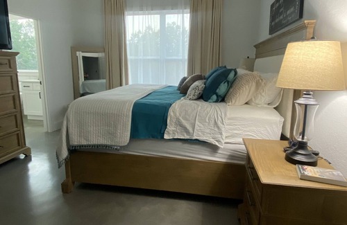 Bergheim Casa | Quiet modern farmhouse, heart Texas Hill Country, min from the Guadalupe River..
