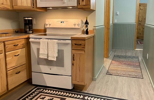 West Glacier Cabina | Quiet, multi-family large home only 4 miles from Glacier National Park Sleeps 16